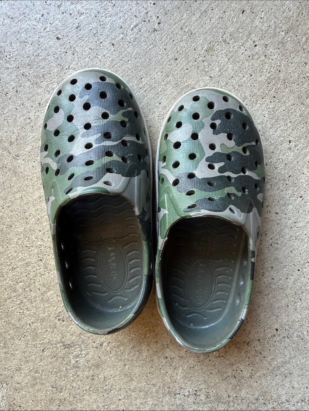 Old Navy Kids Camo Slip-On Sandals in Green